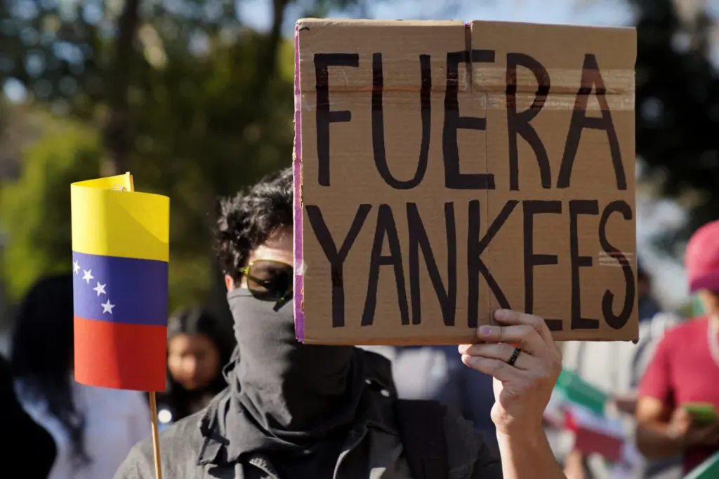 Un hombre sostiene una pancarta que dice "Yanquis fuera", mientras manifestantes se reúnen frente a la embajada de Estados Unidos, después de que el presidente estadounidense, Donald Trump, dijera que Estados Unidos atacó a Venezuela y depuso a su presidente, Nicolás Maduro, en la Ciudad de México, México, el 3 de enero de 2026. REUTERS/Toya Sarno Jordan