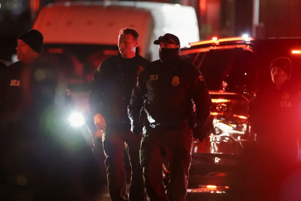 Agentes de la DEA montan guardia cerca de una camioneta que transportaba al presidente de Venezuela, Nicolás Maduro, tras su captura y la de su esposa, Cilia Flores, por fuerzas estadounidenses durante la noche en Venezuela, en el helipuerto Westside de la ciudad de Nueva York, EE. UU., el 3 de enero de 2026. REUTERS/Jeenah Moon.