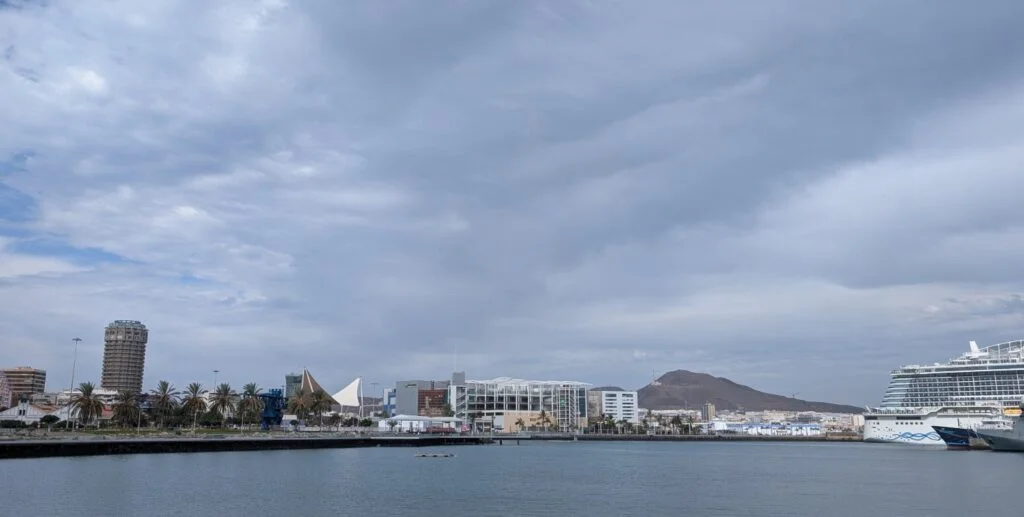 El domingo se espera un predominio de intervalos nubosos, con apertura de claros en las islas orientales y en el sur de las islas montañosas a lo largo del día