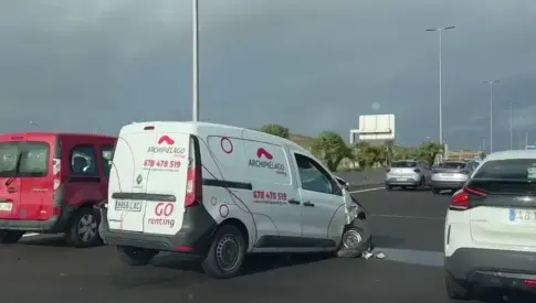 Dos coches colisionan en el Cruce de Arinaga, Agüimes
