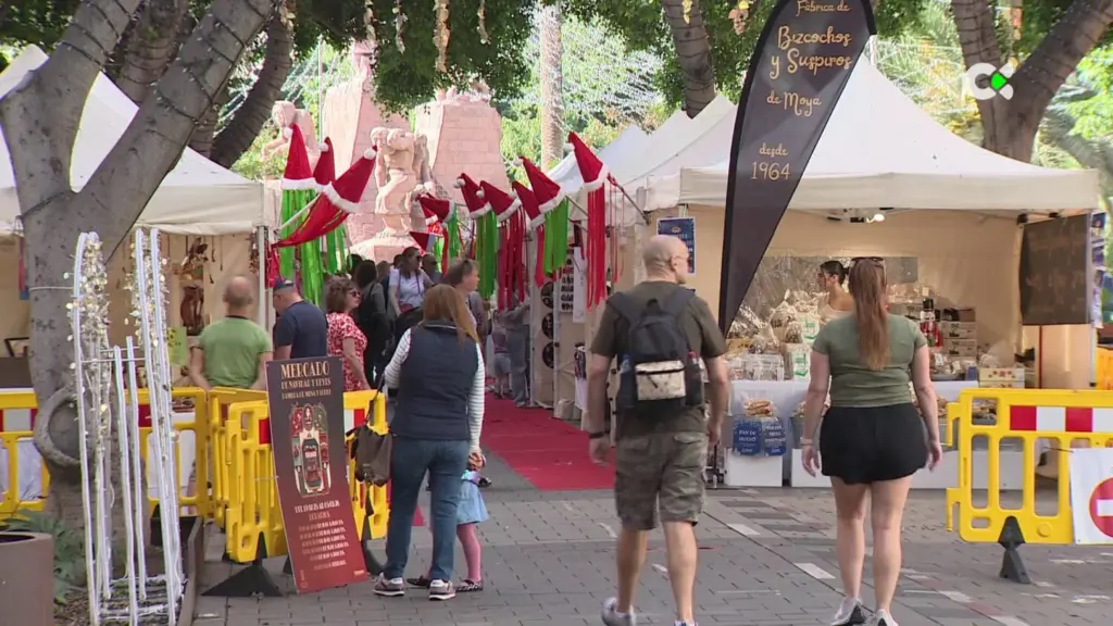 Las compras de Reyes de última hora llenan las zonas comerciales de Canarias. RTVC
