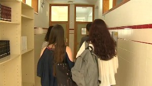 Dos alumnas entrando en las aulas de un centro educativo canario