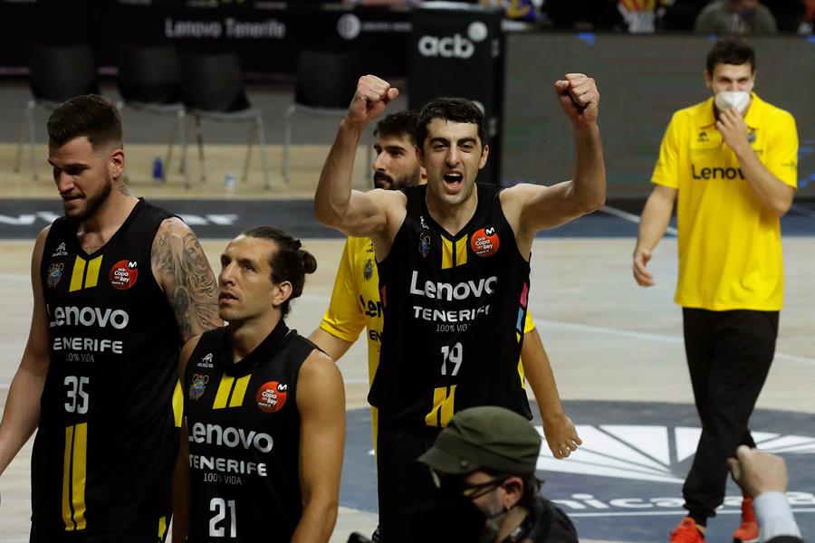 Txus Vidorreta ha dado la exclusiva para los aurinegros en esta rueda de prensa: Gio Shermadini podría volver al parquet frente al Andorra