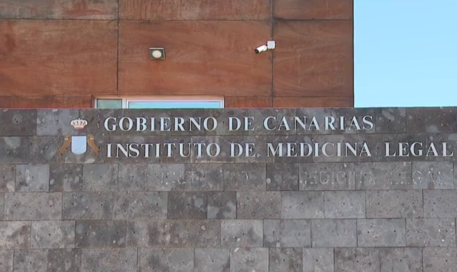 Se confirma que la mujer rescatada sin vida en la costa de Arico tuvo una muerte violenta. Fotograma de la Fachada del Instituto de Medicina Legal