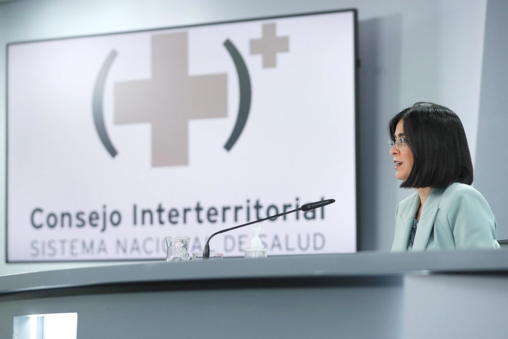 La ministra de Sanidad, Carolina Darias, durante la rueda de prensa tras presidir por videoconferencia, junto al ministro de Política Territorial y Función Pública, Miquel Iceta, la reunión del Consejo Interterritorial del Sistema Nacional de Salud. EFE/Mariscal