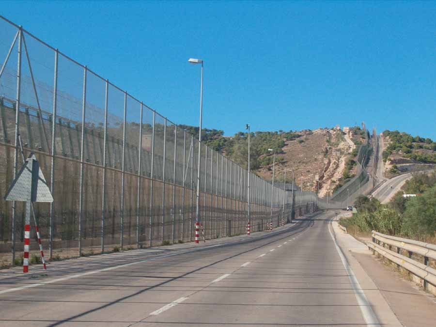 9 guardias civiles heridos al frenar la entrada de 150 migrantes a Melilla