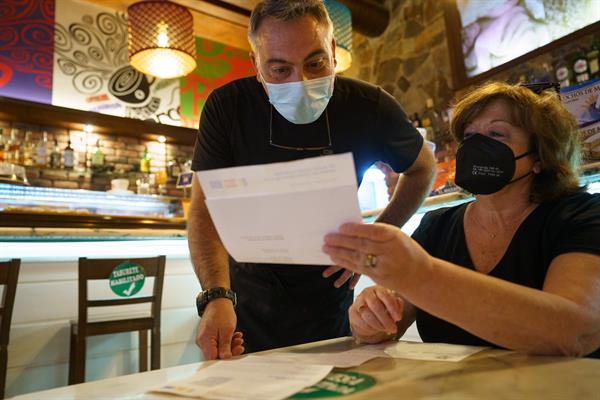 Sanidad y comunidades, divididos por certificado covid en interiores