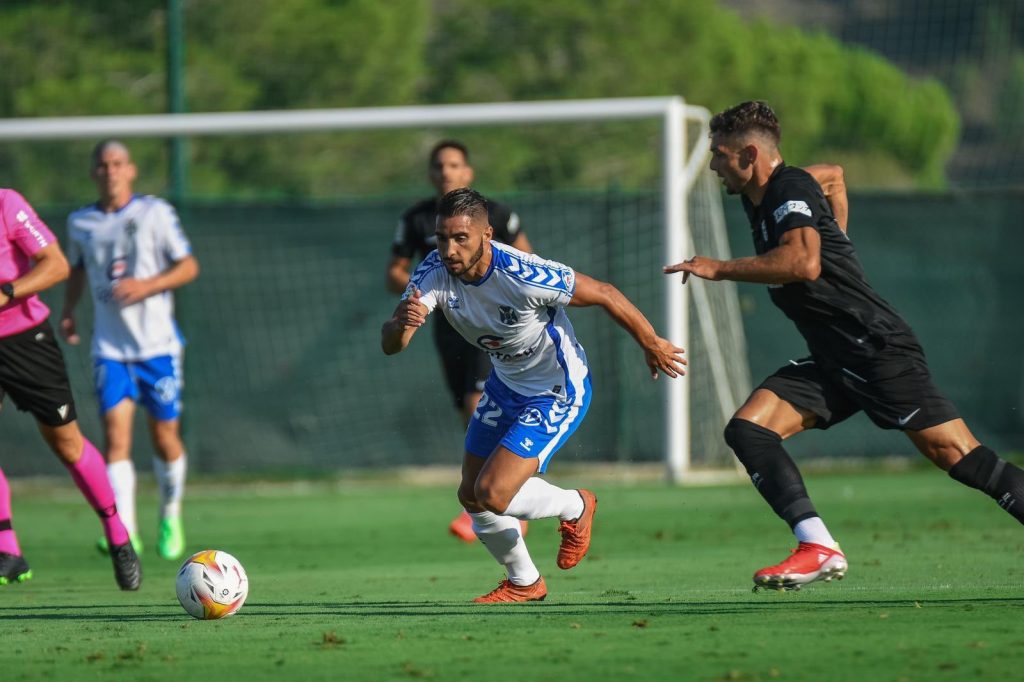 Jugadores del CD Tenerife y el Elche CF