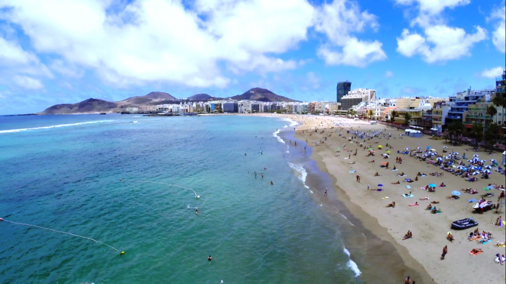 Ayudantes de Papá Noel surfean en Las Canteras