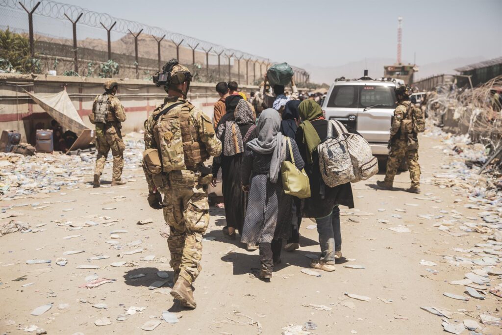 Cientos de personas se aglutinan en el aeropuerto de Kabul a pesar del atentado de Estado Islámico