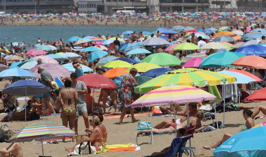 La Agencia Estatal de Meteorología ha extendido este domingo el nivel rojo por altas temperaturas, que pueden alcanzar los 41 grados, a las islas de Tenerife, Gran Canaria, La Palma , El Hierro y La Gomera. En la imagen, la playa de Las Canteras, en Las Palmas de Gran Canaria, a donde hoy miles de personas han acudido para pasar la jornada. EFE/ Elvira Urquijo A.