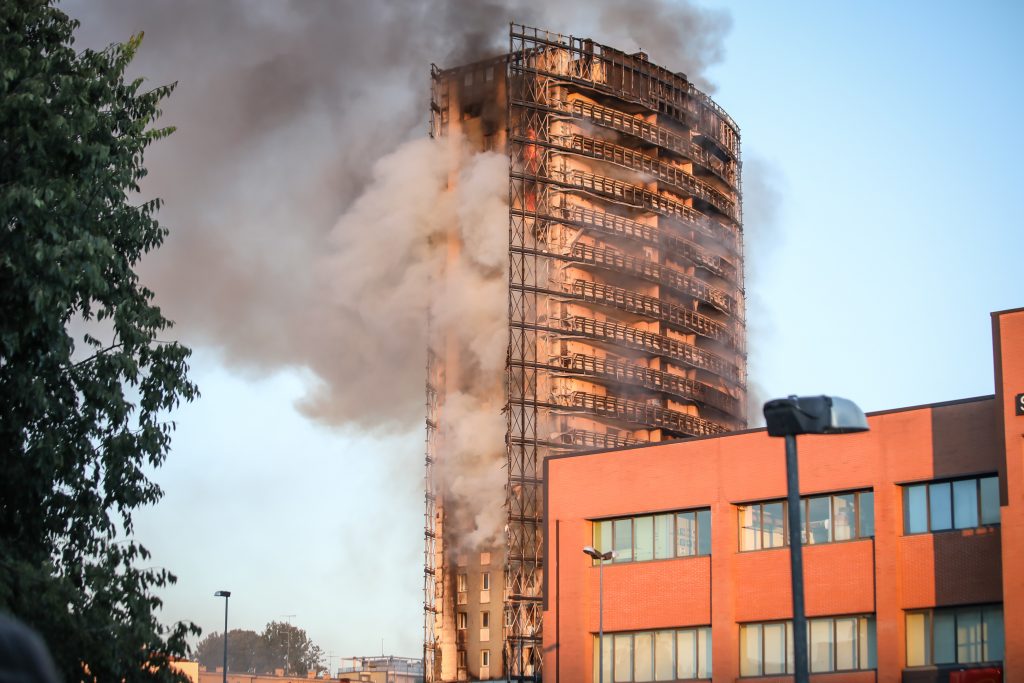 Incendio torre MIlán