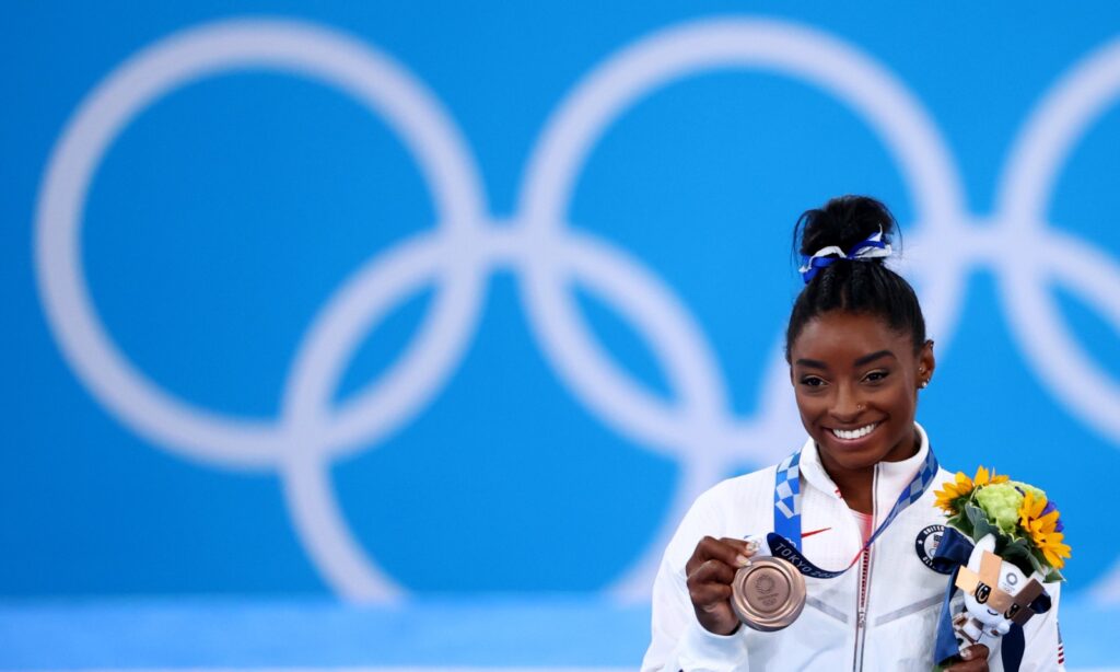 Biles regresa a la competición y al podio con un bronce