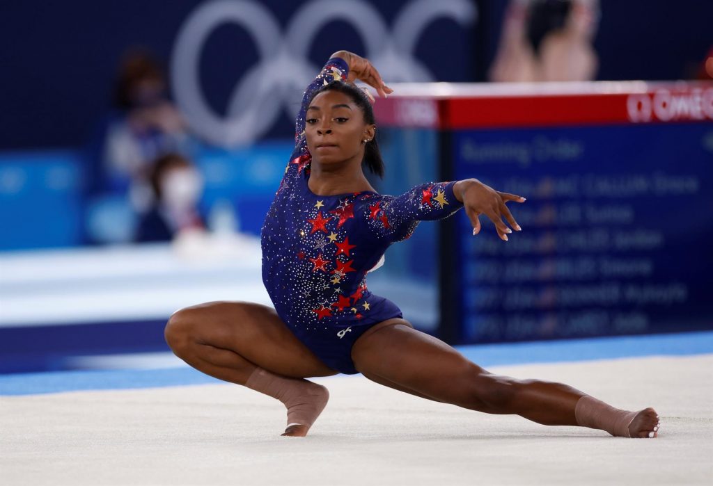 Simone Biles sí competirá en la final de barra de equilibrios