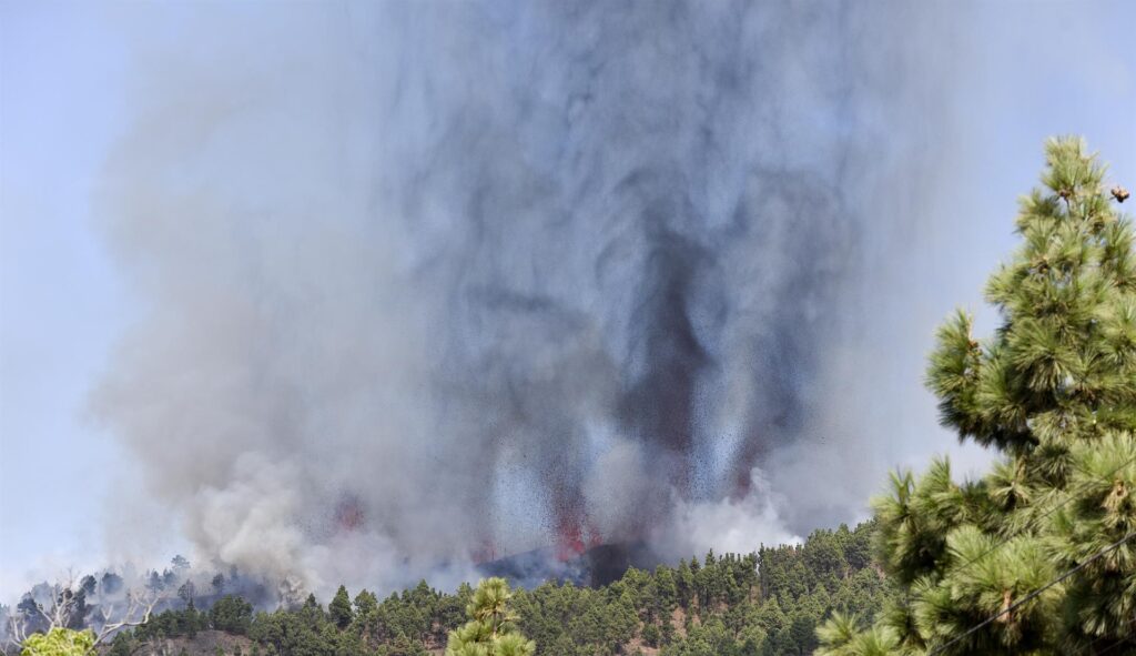 Una erupción volcánica ha comenzado esta tarde de domingo en los alrededores de Las Manchas, en El Paso (La Palma), después de que el complejo de la Cumbre Vieja acumulara miles de terremotos en la última semana, conforme el magma iba presionando el subsuelo en su ascenso. Las autoridades habían comenzado horas antes evacuar a las personas con problemas de movilidad en cuatro municipios. EFE/Miguel Calero