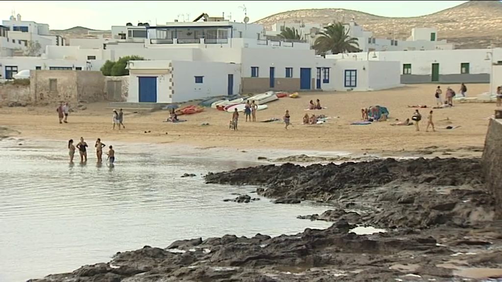 Exigen a La Graciosa romper con las tabaqueras