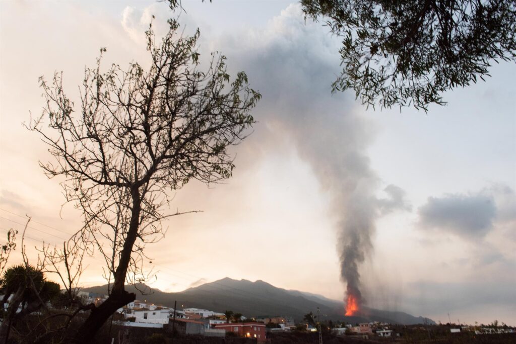 La erupción continúa con fases más explosivas