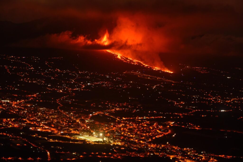 La erupción tiene dos fisuras separadas por 200 metros y ocho bocas