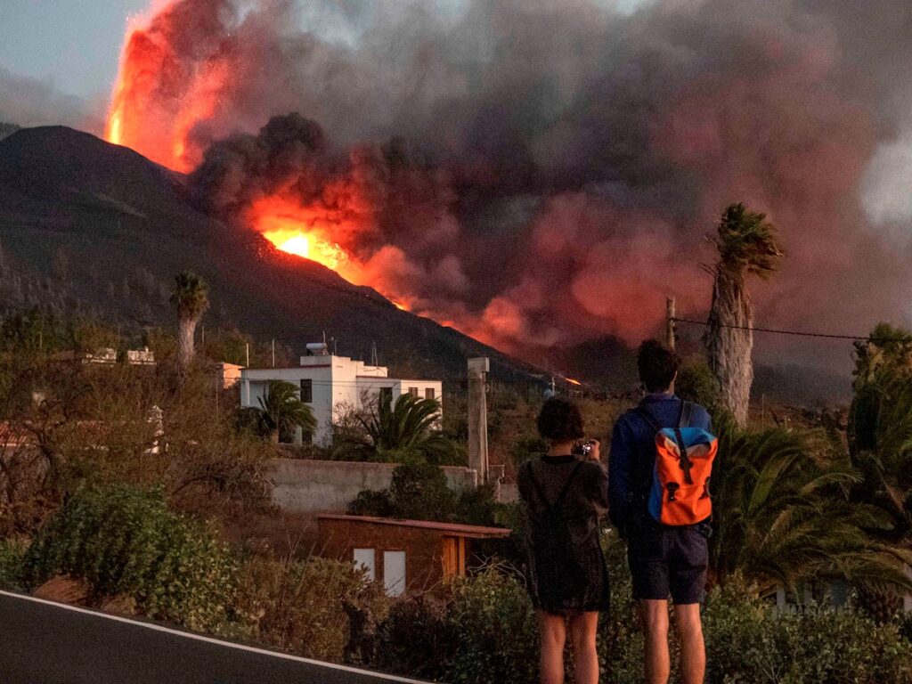 El volcán destruye 855 edificaciones y  más de 27 kilómetros de carreteras