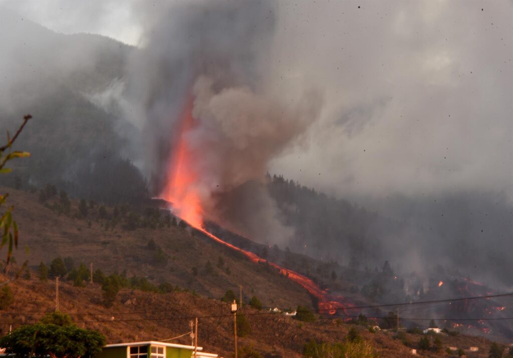 La lava destruye viviendas y cultivos en su camino hacia el mar