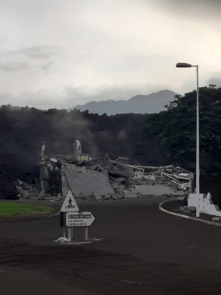 La colada de lava entra en Todoque y no se puede parar, avisa el Cabildo