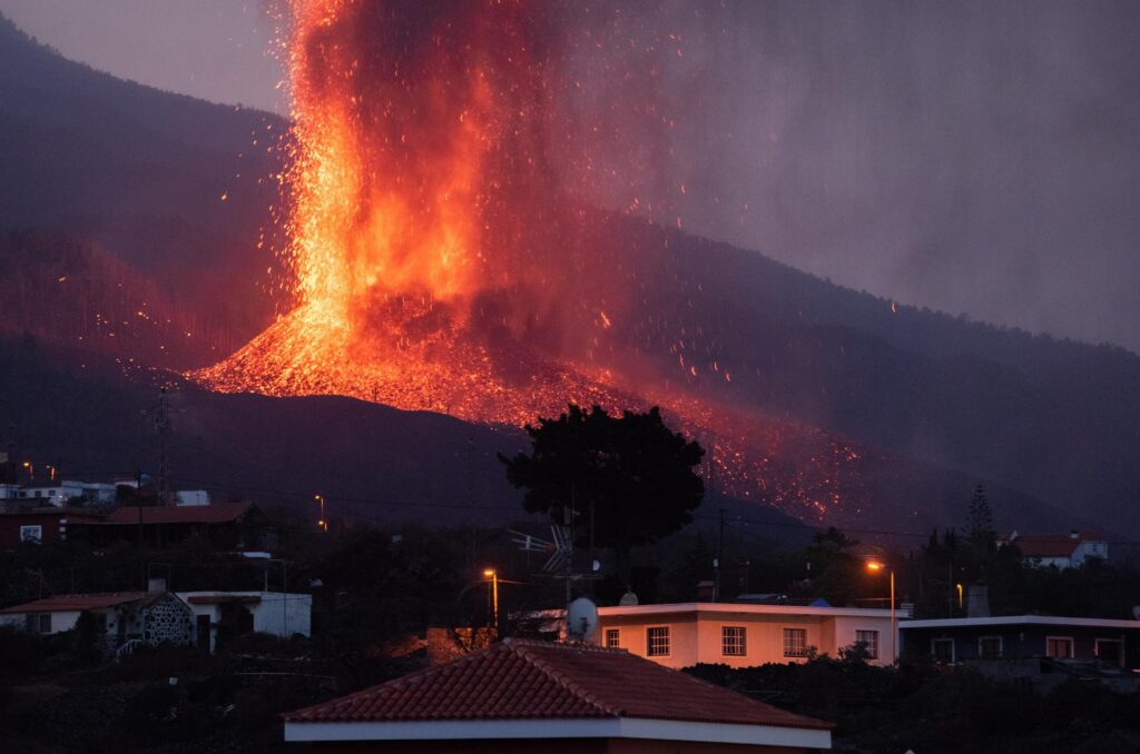 La lava avanza más lenta pero una colada se ensancha hasta más de 500 metros