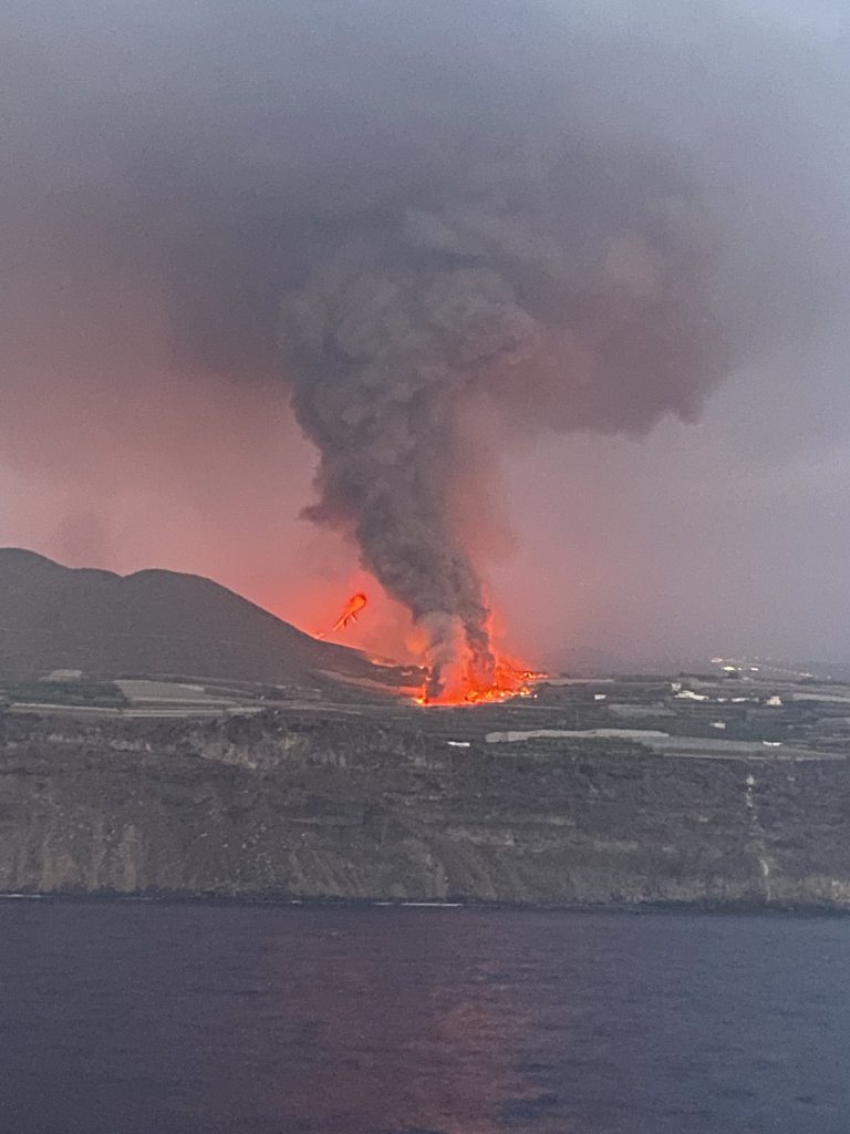 La lava atraviesa la carretera de la costa durante su avance hacia el mar