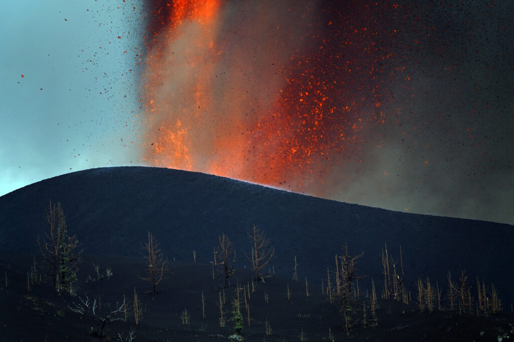 Recomiendan utilizar prendas que cubran y evitar las lentillas ante las emisiones del volcán