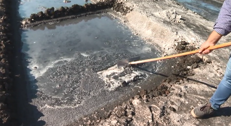 Salinas de Fuencaliente negras por la ceniza del volcán