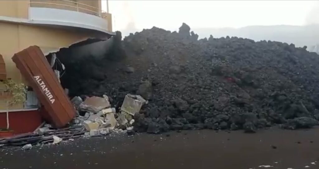 Los bomberos intentan a la desesperada canalizar la lava para salvar Todoque