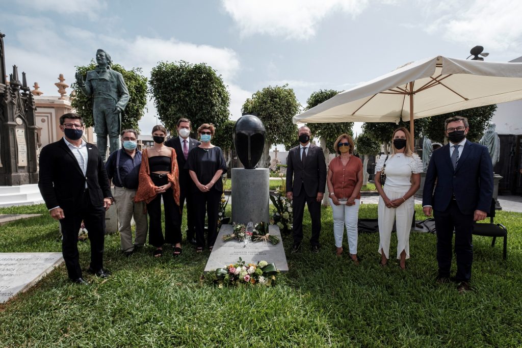 Martín Chirino ya descansa bajo el monumento funerario que él mismo diseñó 