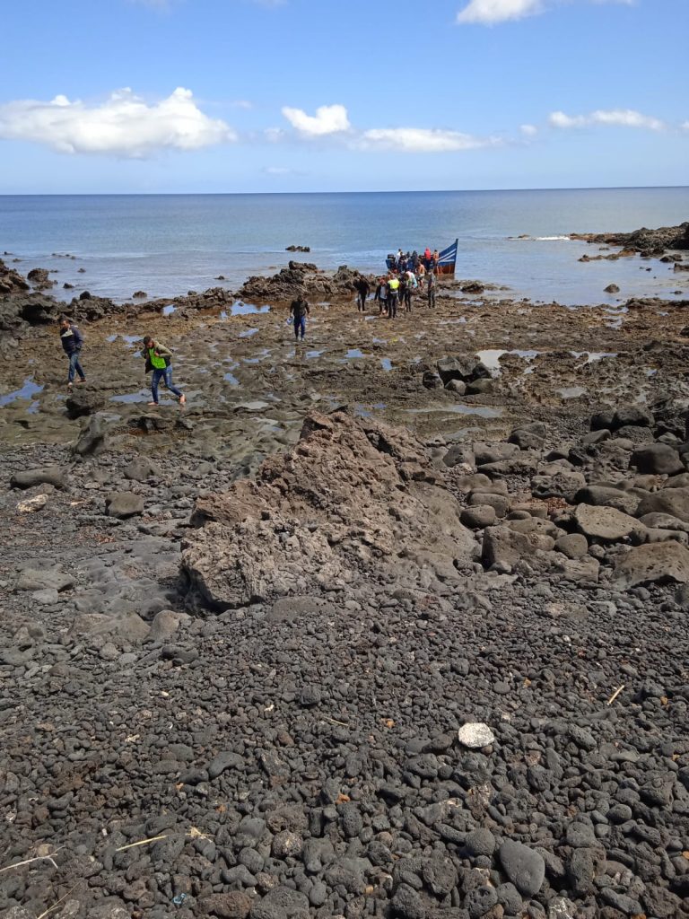 Patera en la costa de Lanzarote