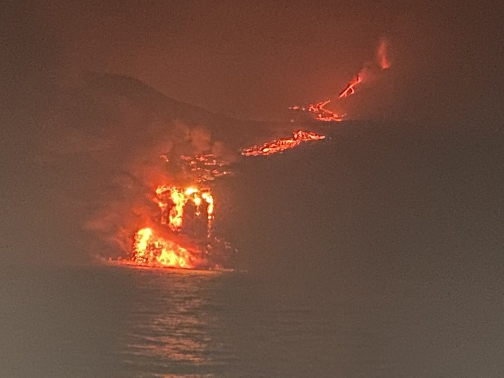 La lava llega al mar