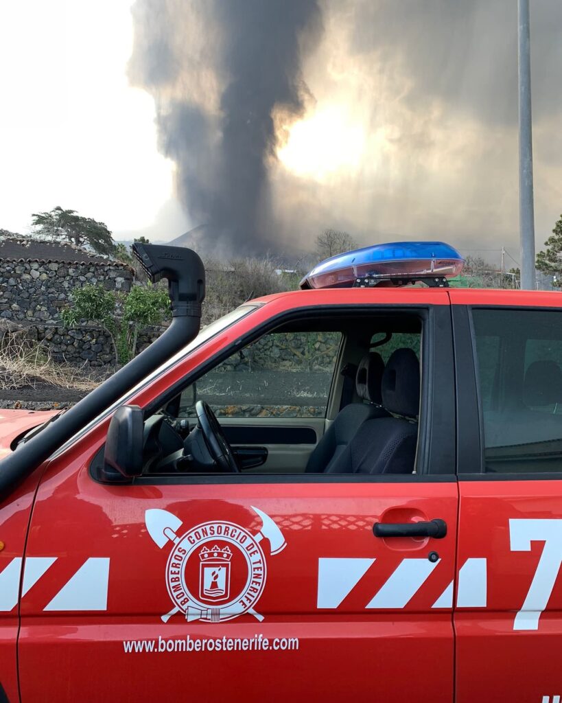 Bomberos se retiran de Todoque por aumento de explosiones y de piroclastos