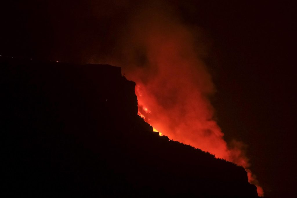 La lava llega al mar