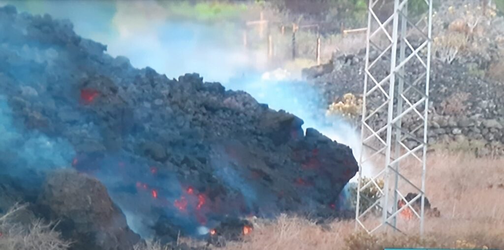 La lava disminuye su velocidad en su camino hacia el mar