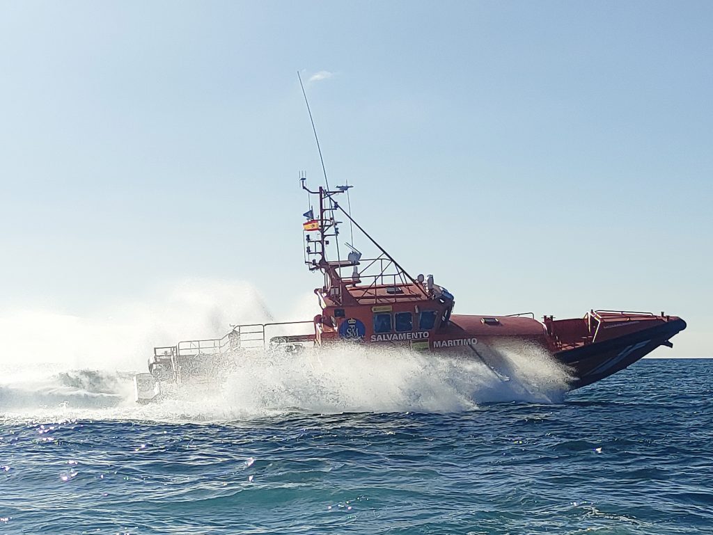 Salvamento auxilia a 45 ocupantes de una neumática en Gran Canaria