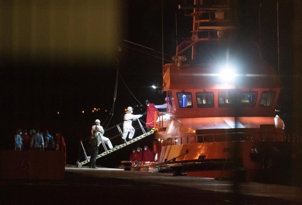 Un grupo de inmigrantes pasa la noche a la intemperie en Fuerteventura 