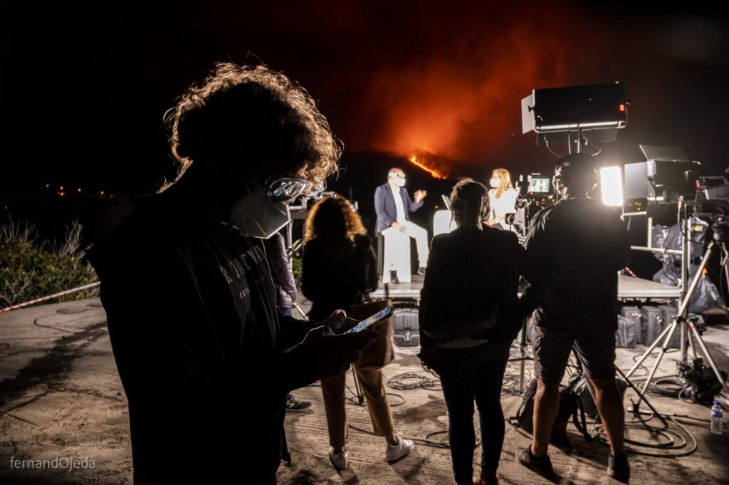 Televisión Canaria ha sido galardonada con el Premio Ondas 2021 en la categoría “Mejor programa emitido por emisoras o cadenas no nacionales” por la cobertura realizada desde el pasado 19 de septiembre de la erupción del volcán de la isla de La Palma.