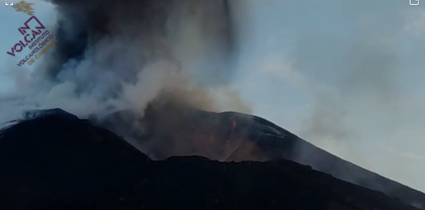 El cono interno del volcán colapsa sobre sí mismo