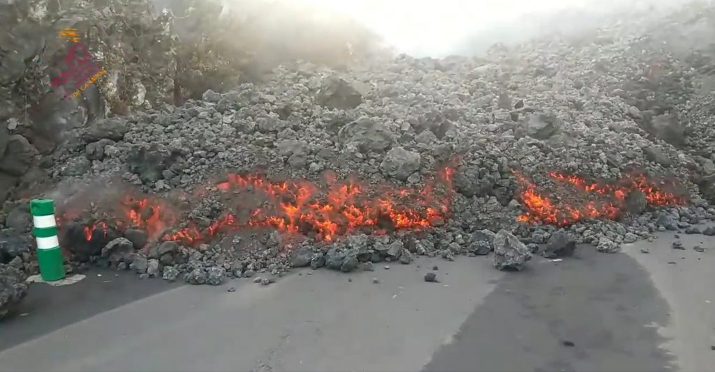 Minerales del volcán a cambio de donativos para la educación