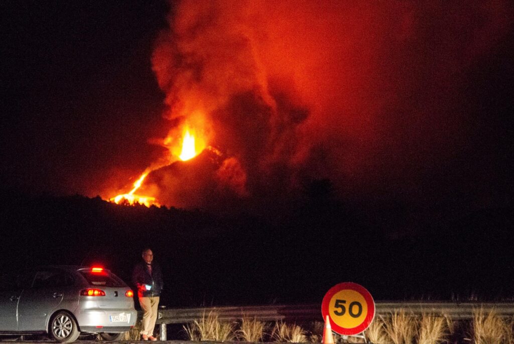 Ordenan una nueva evacuación ante el avance de la colada de lava