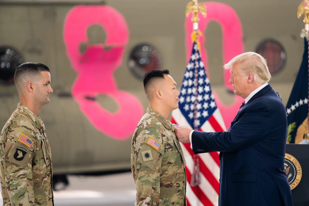 Trump quería enviar 250.000 militares a la frontera con México para frenar la migración, según el NYT