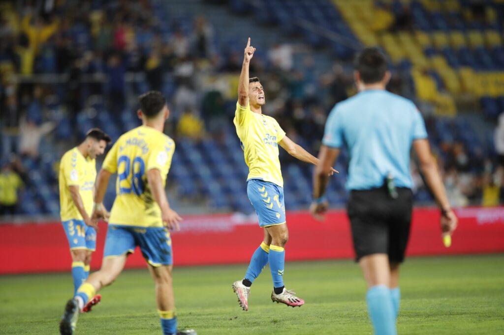 La UD Las Palmas se recrea ante el Alcorcón en el Gran Canaria (3-0)