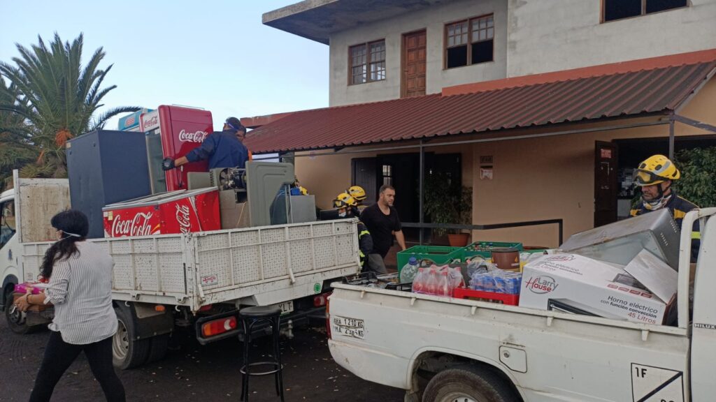 Ordenan una nueva evacuación que afecta a 300 vecinos ante el avance de la colada de lava