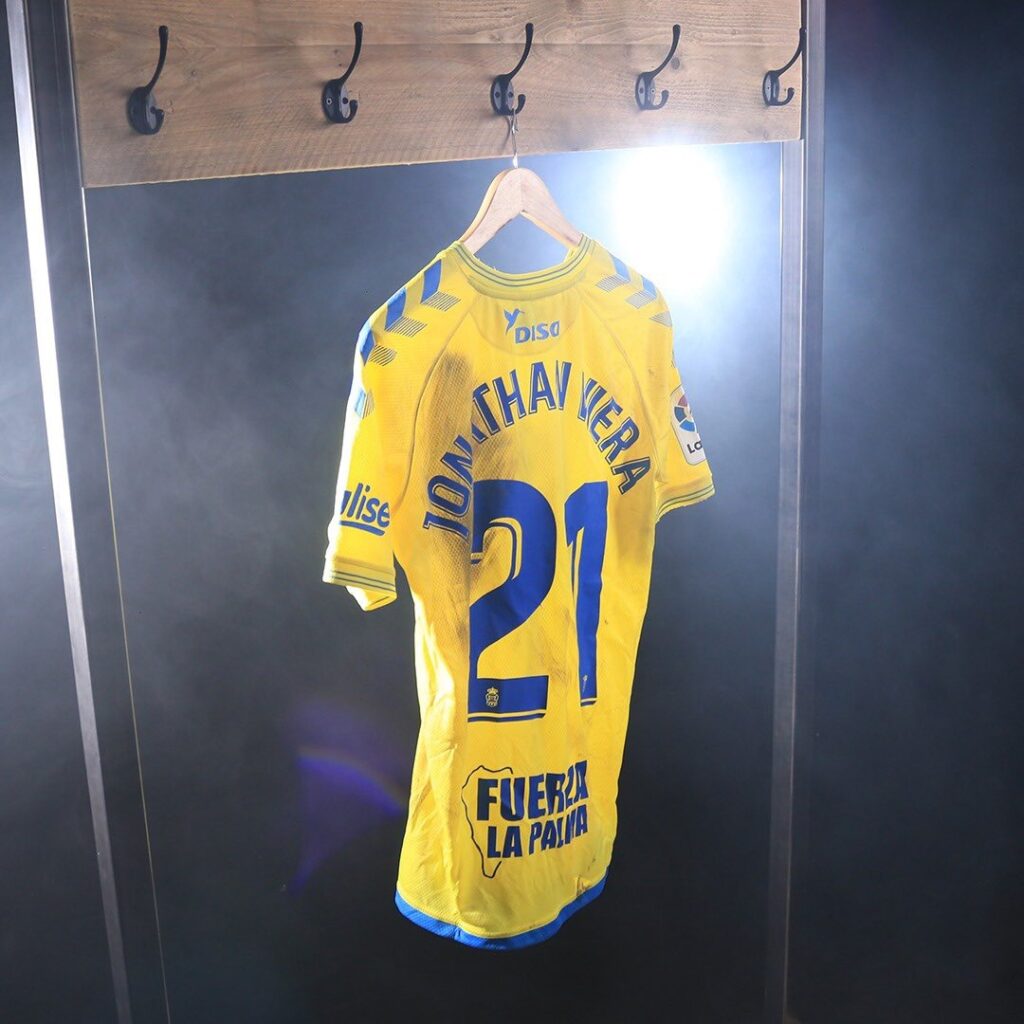 La subasta de camisetas de la UD Las Palmas acaba con 6.010 € recaudados 