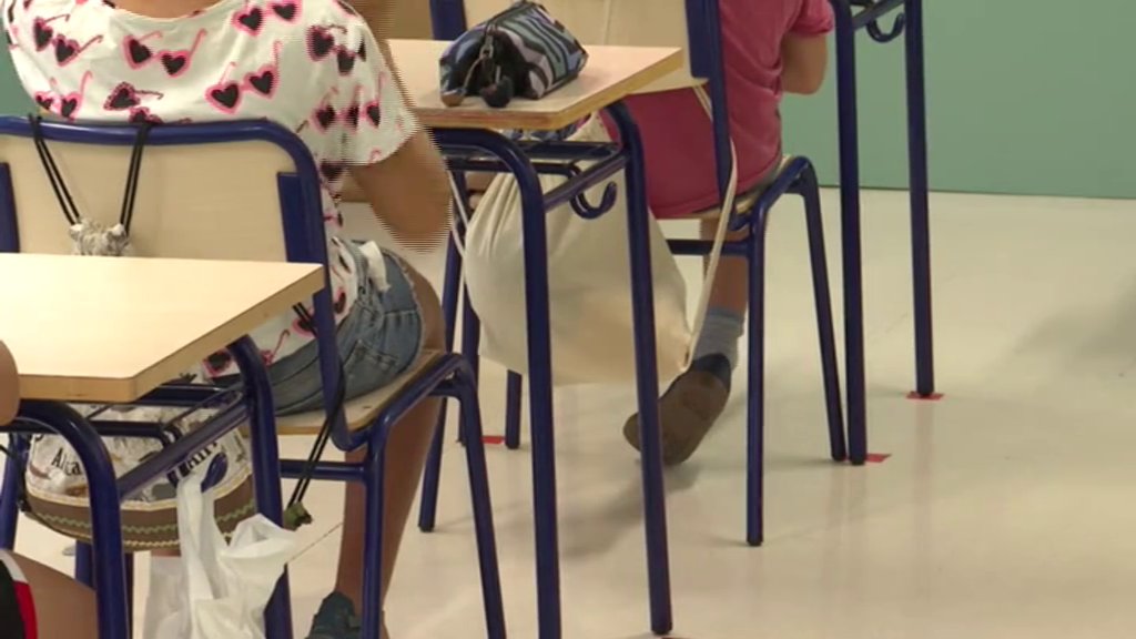 Otras comunidades ya han flexibilizado sus protocolos para que no se use la mascarilla con distancia en los patios del colegio