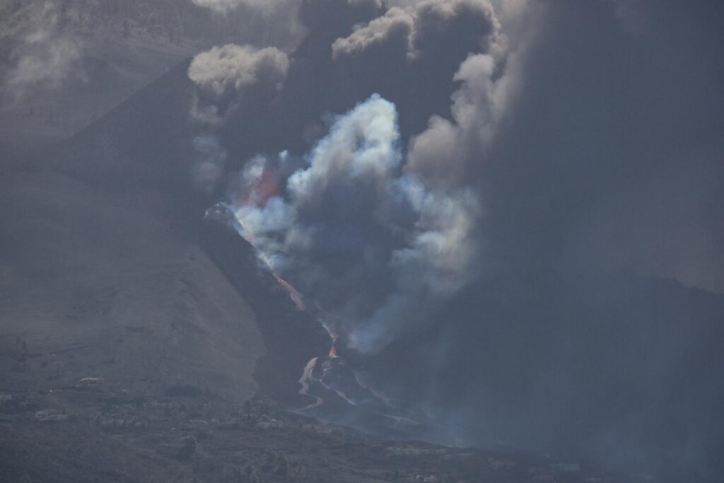 La última colada toma contacto con la primera que emergió del volcán 