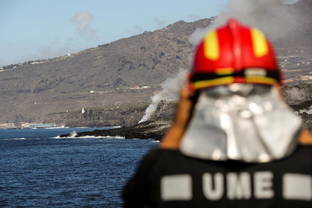 Un nuevo delta lávico llega al mar y obliga a mantener el confinamiento