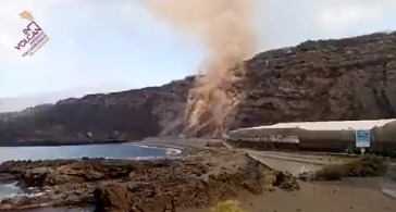 La lava cae sobre la playa de los Guirres, junto a la fajana